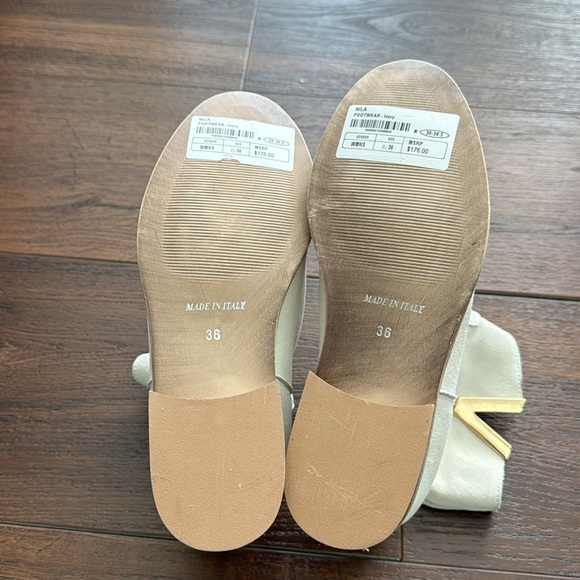 Nila & Nila NWT made in Italy Suede Ivory Bootie with Gold V on top. - Picture 6 of 7
